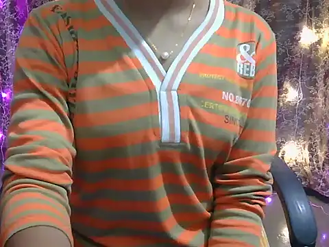 Snapshot of lovely_soniya chatting on 12.15.25 lovely soniya online show from 12.15.25