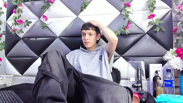 Snapshot of Megan_Thompson_ chatting on 10.17.25 Megan Thompson  online show from 10.17.25