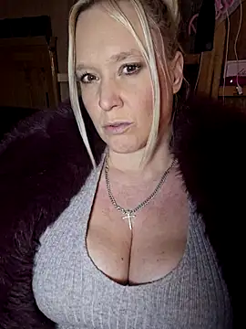 Bouncy-Bella28X online show from 12.17.25