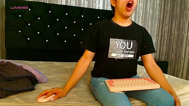 Alicee Moonn online show from 04.23.26