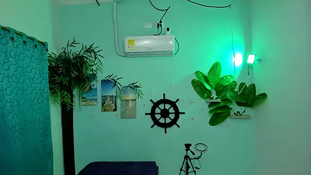 Snapshot of eladyrous98 chatting on 10.10.25 eladyrous98 online show from 10.10.25