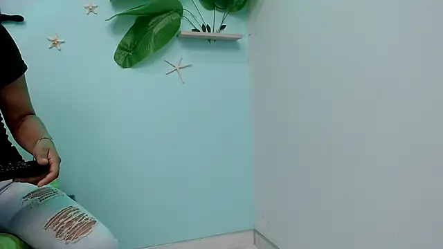 Snapshot of eladyrous98 chatting on 10.31.25 eladyrous98 online show from 10.31.25