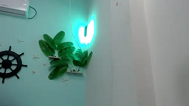 Snapshot of eladyrous98 chatting on 12.05.25 eladyrous98 online show from 12.05.25