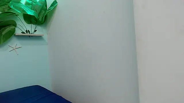 Snapshot of eladyrous98 chatting on 12.23.25 eladyrous98 online show from 12.23.25