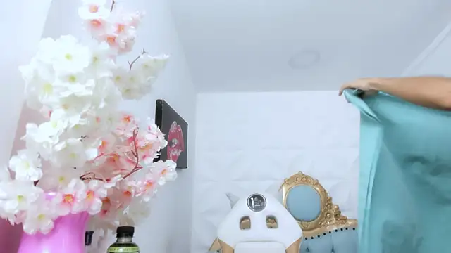 Snapshot of eimy_skinny_ chatting on 10.29.25 eimy skinny online show from 10.29.25