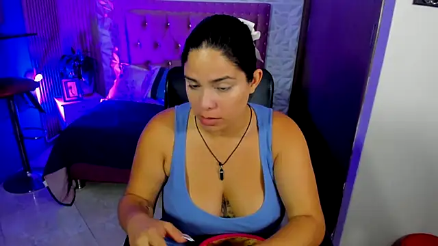 Snapshot of lucia_ht chatting on 10.10.25 lucia ht online show from 10.10.25