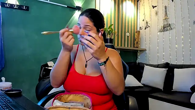 Snapshot of lucia_ht chatting on 10.29.25 lucia ht online show from 10.29.25