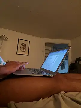 Snapshot of latina-pene chatting on 10.13.25 latina-pene online show from 10.13.25