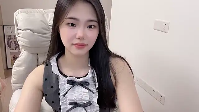 Snapshot of suki-1 chatting on 12.01.25 suki-1 online show from 12.01.25