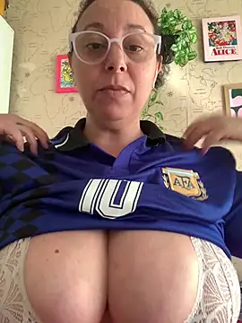 Snapshot of LupeLok chatting on 07.16.26 LupeLok online show from 07.16.26