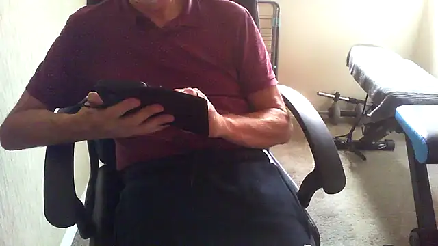 Snapshot of rogpb chatting on 10.21.25 rogpb online show from 10.21.25