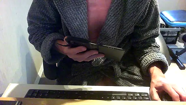 Snapshot of rogpb chatting on 12.01.25 rogpb online show from 12.01.25