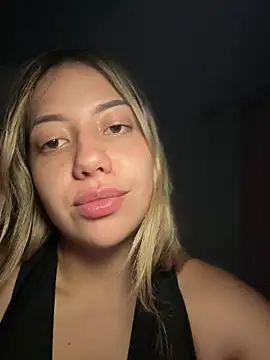 Snapshot of MissCat_ chatting on 12.04.25 MissCat online show from 12.04.25