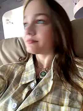 Snapshot of MichelleRoux chatting on 09.15.25 MichelleRoux online show from 09.15.25