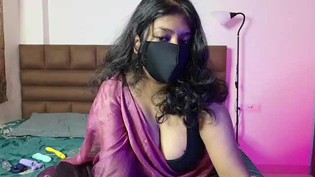 Snapshot of Gulaboo100 chatting on 09.28.25 Gulaboo100 online show from 09.28.25