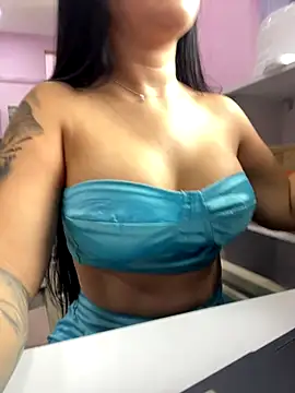 Snapshot of CrisMarulanda chatting on 12.19.25 CrisMarulanda online show from 12.19.25