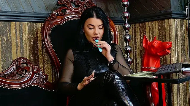 Snapshot of MistressEly chatting on 10.28.25 MistressEly online show from 10.28.25