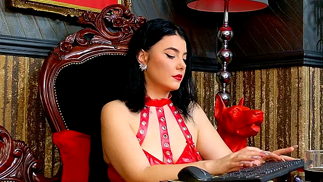 Snapshot of MistressEly chatting on 11.17.25 MistressEly online show from 11.17.25