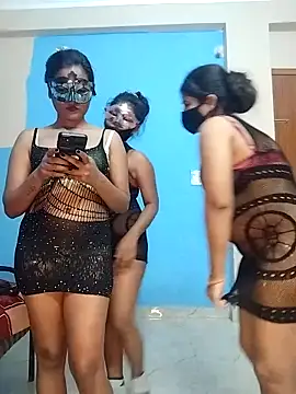 Snapshot of Sexy_dolls chatting on 11.25.25 Sexy dolls online show from 11.25.25