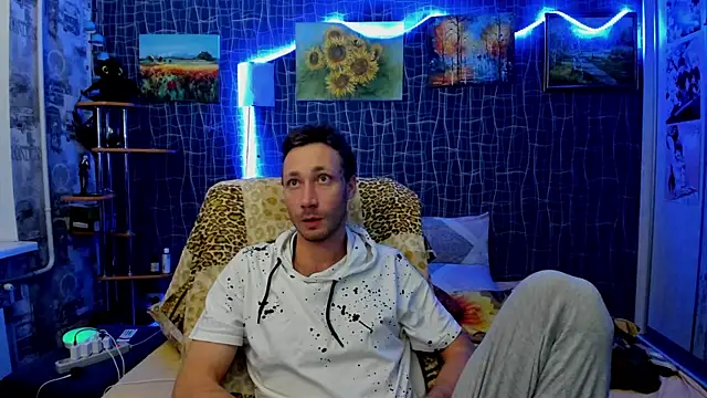 Snapshot of CuteBoy228 chatting on 11.28.25 CuteBoy228 online show from 11.28.25