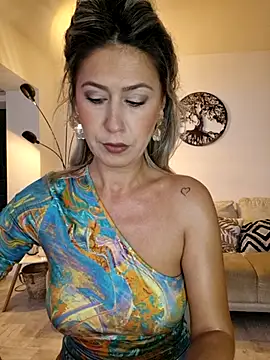 Snapshot of CelynaRoss chatting on 09.30.25 CelynaRoss online show from 09.30.25