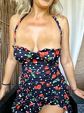 Snapshot of CelynaRoss chatting on 10.25.25 CelynaRoss online show from 10.25.25