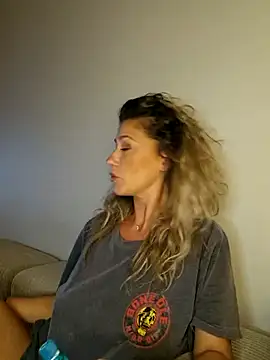 Snapshot of CelynaRoss chatting on 07.29.26 CelynaRoss online show from 07.29.26