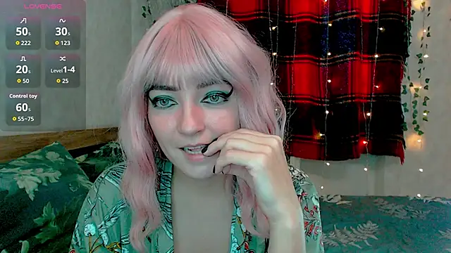 Snapshot of MagicPink chatting on 12.18.25 MagicPink online show from 12.18.25