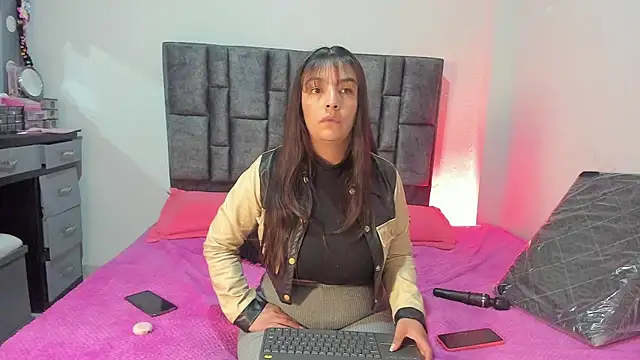 Snapshot of Esmeraldaa- chatting on 05.06.26 Esmeraldaa- online show from 05.06.26