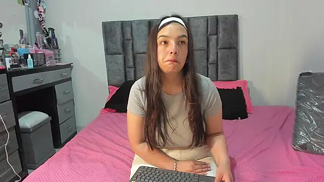 Snapshot of Esmeraldaa- chatting on 05.19.26 Esmeraldaa- online show from 05.19.26