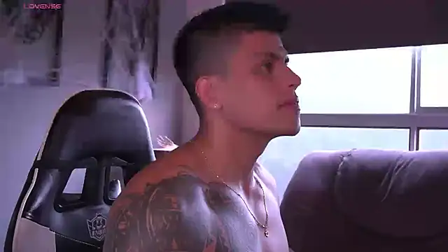 Snapshot of tyler_muscle1 chatting on 10.22.25 tyler muscle1 online show from 10.22.25