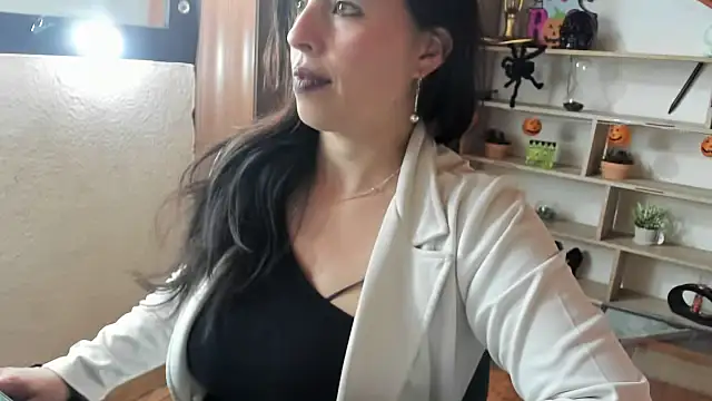 Snapshot of katherine_blair chatting on 10.27.25 katherine blair online show from 10.27.25