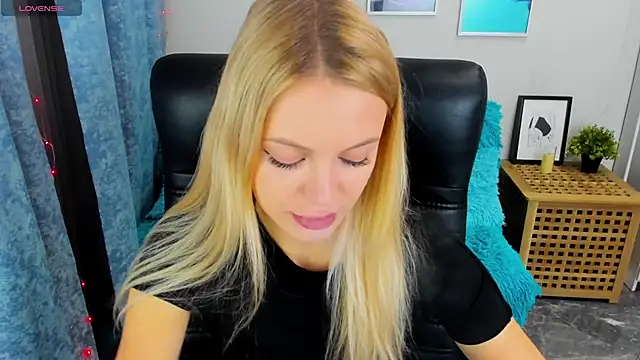 Snapshot of KatherineePierce chatting on 09.24.25 KatherineePierce online show from 09.24.25