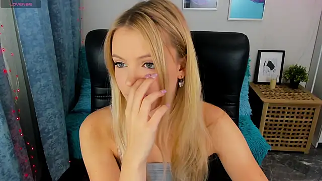 Snapshot of KatherineePierce chatting on 09.25.25 KatherineePierce online show from 09.25.25