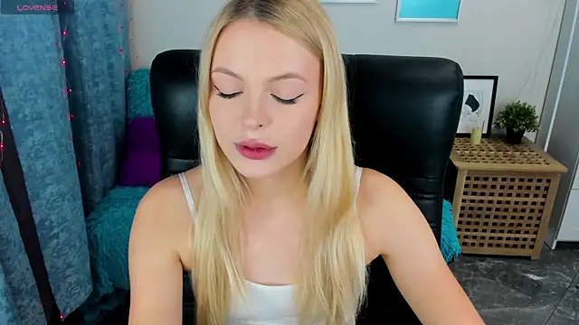 Snapshot of KatherineePierce chatting on 10.03.25 KatherineePierce online show from 10.03.25