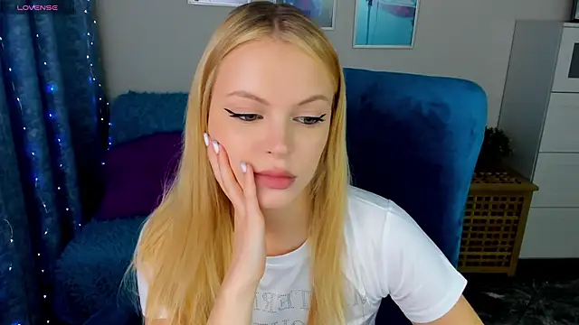 Snapshot of KatherineePierce chatting on 11.30.25 KatherineePierce online show from 11.30.25