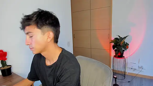 Snapshot of sweettaaron01 chatting on 09.16.25 sweettaaron01 online show from 09.16.25