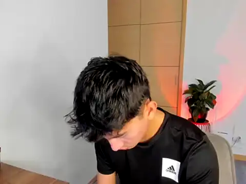 Snapshot of sweettaaron01 chatting on 09.17.25 sweettaaron01 online show from 09.17.25