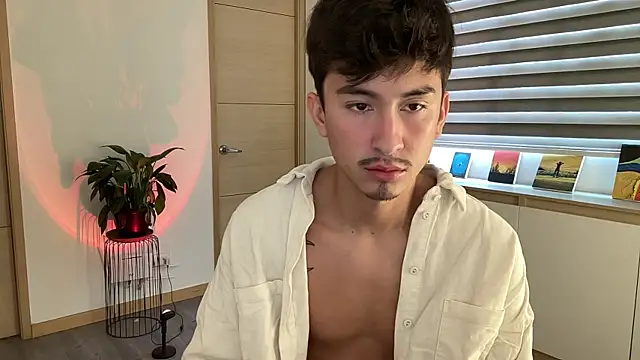 Snapshot of sweettaaron01 chatting on 10.15.25 sweettaaron01 online show from 10.15.25