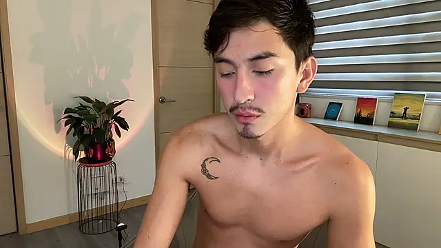 Snapshot of sweettaaron01 chatting on 10.18.25 sweettaaron01 online show from 10.18.25