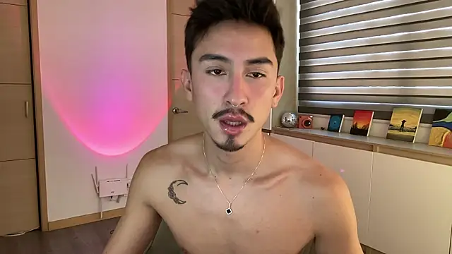 Snapshot of sweettaaron01 chatting on 11.17.25 sweettaaron01 online show from 11.17.25