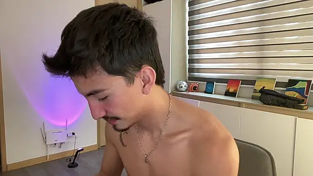 Snapshot of sweettaaron01 chatting on 11.24.25 sweettaaron01 online show from 11.24.25