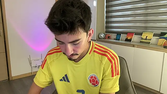 Snapshot of sweettaaron01 chatting on 11.25.25 sweettaaron01 online show from 11.25.25