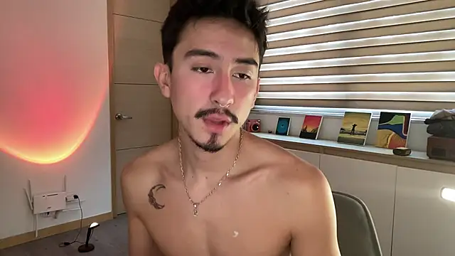 Snapshot of sweettaaron01 chatting on 11.26.25 sweettaaron01 online show from 11.26.25