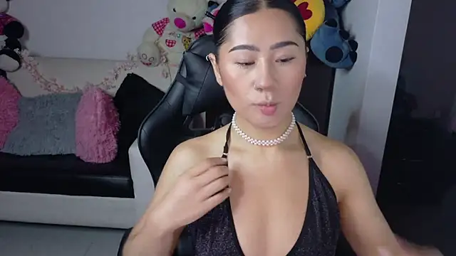 evelyn ch  online show from 10.10.25