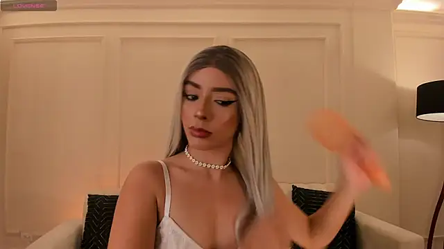 Snapshot of IsabellaMoreau chatting on 12.22.25 IsabellaMoreau online show from 12.22.25