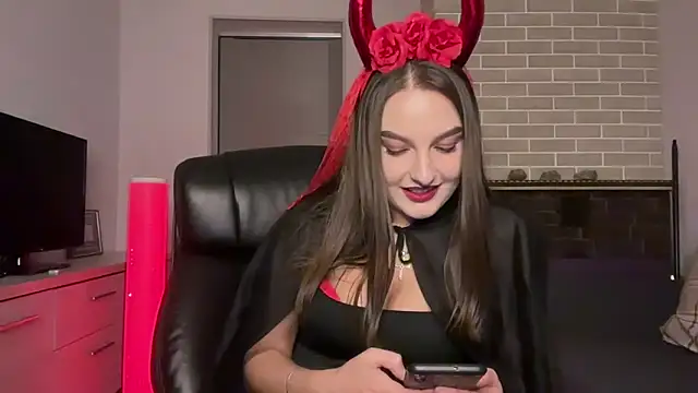 Snapshot of Rabli1 chatting on 10.31.25 Rabli1 online show from 10.31.25