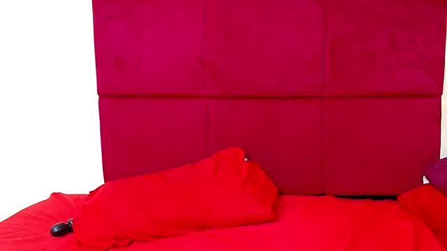 Snapshot of HugeTitisxx chatting on 11.17.25 HugeTitisxx online show from 11.17.25