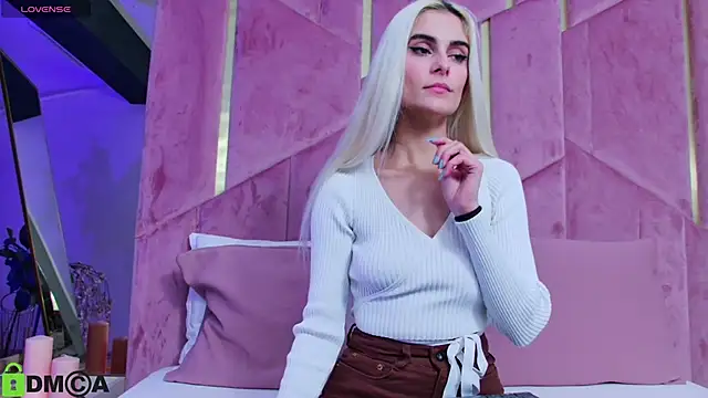 SelenaDaze online show from 11.25.25