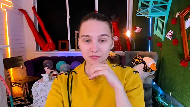 Snapshot of TessaMill chatting on 09.20.25 TessaMill online show from 09.20.25